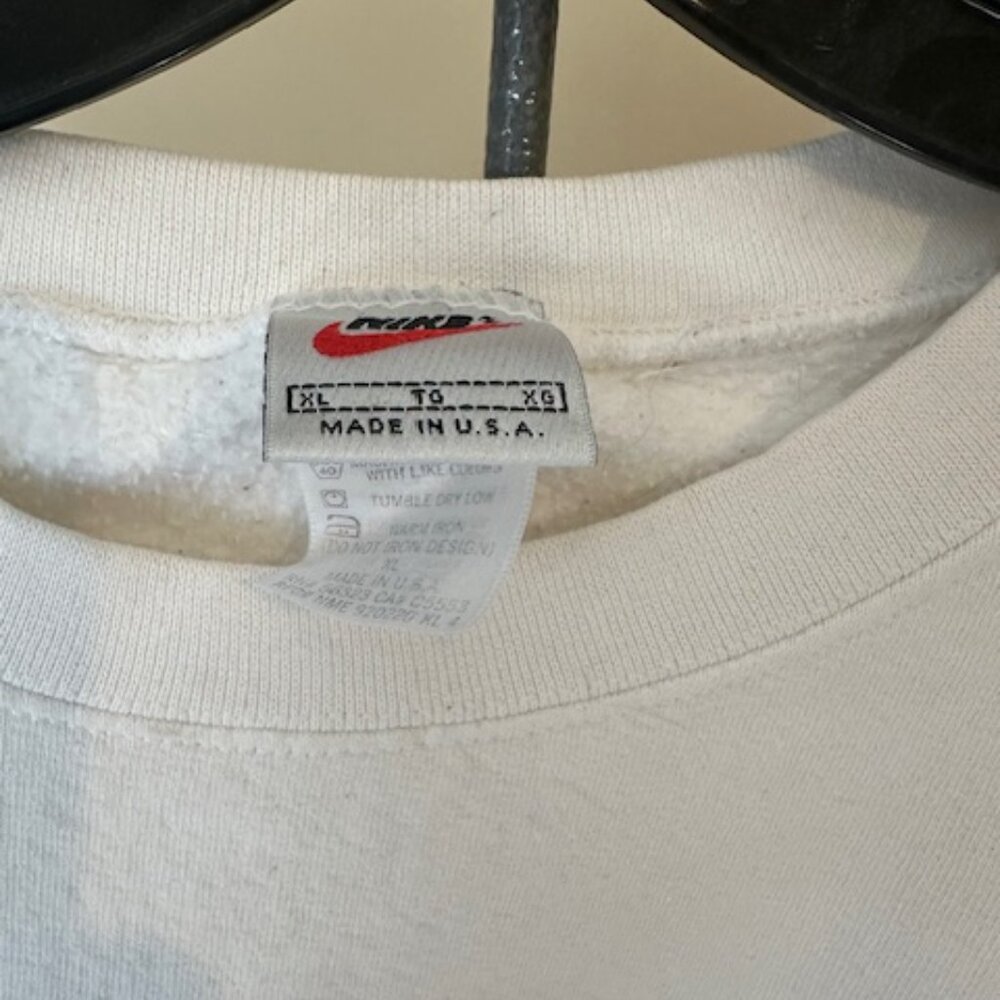 Rare Vintage 90s Nike Town Chicago Embroidered Sweatshirt  8553 - Picture 7 of 10